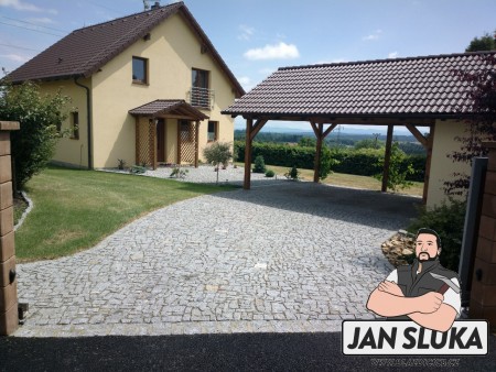 ODSEKY Přírodní štípaná žula, příjezdová cesta