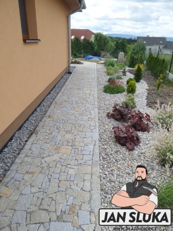 Odseky, chodníček podél domu 2