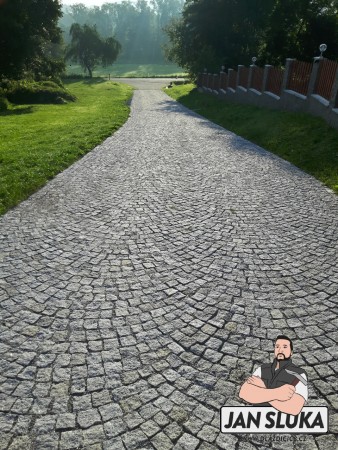 Žulové kostky, příjezdová cesta